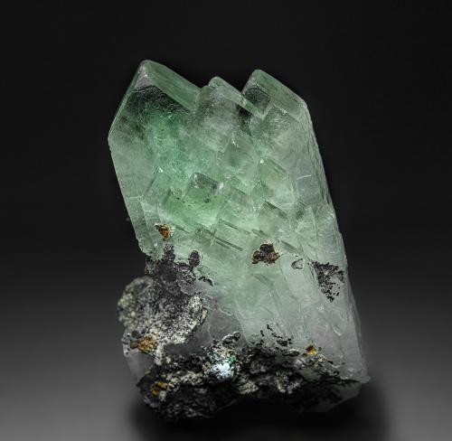 Barite, Malachite<br />Mina Shangulowé, Distrito Kambove, Cinturón de cobre de Katanga, Katanga (Shaba), República Democrática del Congo (Zaire)<br />5.7 x 3.7 cm<br /> (Author: am mizunaka)