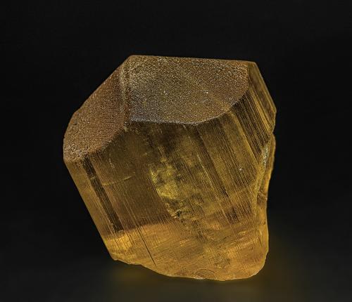 Scapolite<br />Región Morogoro, Tanzania<br />4.8 x 4.3 cm<br /> (Author: am mizunaka)