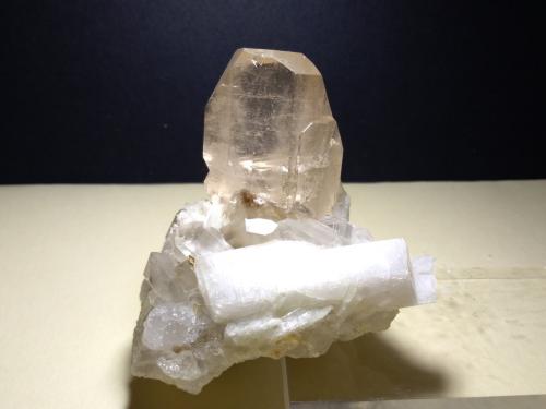 Topaz, Quartz, Microcline, Albite<br />Dassu, Valle Braldu, Distrito Shigar, Gilgit-Baltistan (Áreas del Norte), Paquistán<br />64 x 60 mm<br /> (Author: Sante Celiberti)