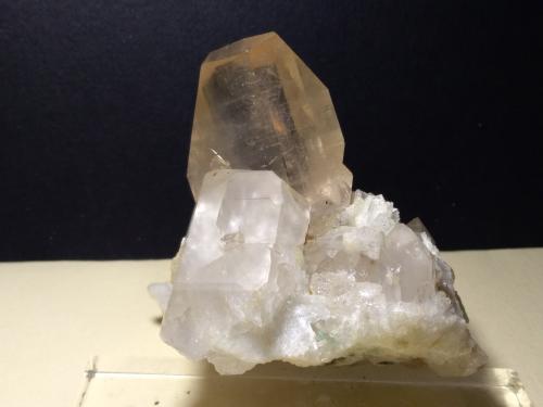 Topaz, Quartz, Microcline, Albite<br />Dassu, Valle Braldu, Distrito Shigar, Gilgit-Baltistan (Áreas del Norte), Paquistán<br />64 x 60 mm<br /> (Author: Sante Celiberti)