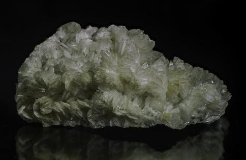 Baryte<br />Mina Victoria, Cabezo de San Ginés, El Estrecho de San Ginés, Cartagena, Comarca Campo de Cartagena, Región de Murcia (Murcia), España<br />145 x 80 x 45 mm<br /> (Author: Rob Schnerr)