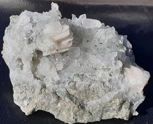 Calcite, Quartz, Pyrite<br />Túnel norte Wuyi (obras), Wuyishan, Prefectura Nanping, Provincia Fujian, China<br />3,5 x 2,5 cm<br /> (Author: Volkmar Stingl)