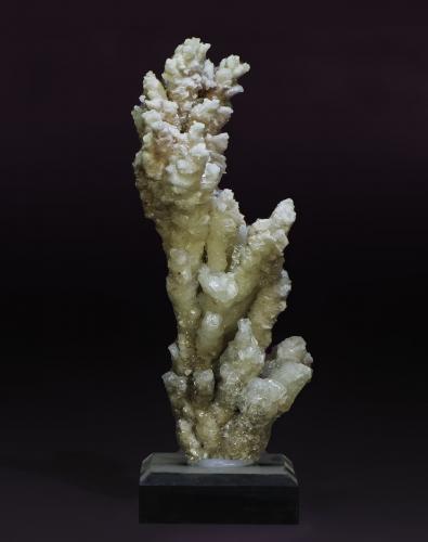 Aragonite<br />Minas Lavrion, Distrito minero Lavrion, Prefectura Attikí (Attica), Grecia<br />166 x 60 x 45 mm<br /> (Author: Rob Schnerr)