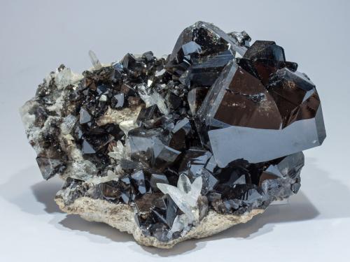 Cassiterite and Quartz<br />Depósito Amo, Ximeng, Prefectura Pu'er, Provincia Yunnan, China<br />Specimen size: 11.8 × 9.7 × 7.5 cm / main crystal size: 4.7 × 4.7 cm<br /> (Author: Jordi Fabre)