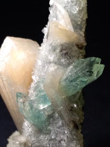 Fluorapophyllite-(K), Stilbite-Ca<br />Distrito Jalgaon, Maharashtra, India<br />70 x 45 mm<br /> (Author: Sante Celiberti)