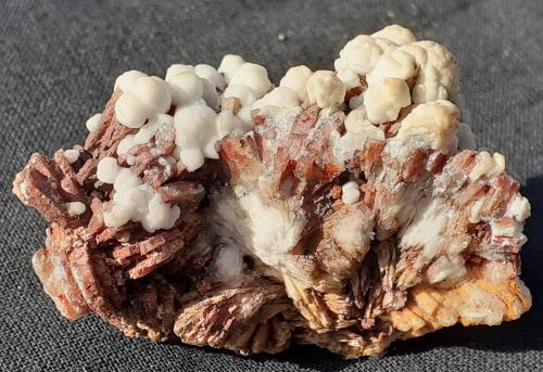 Baryte, Aragonite<br />Distrito minero Lavrion, Prefectura Attikí (Attica), Grecia<br />4 x 2,5 cm<br /> (Author: Volkmar Stingl)