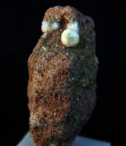 Fluorapatito, Calcita<br />Minas Nuestra Señora del Carmen, La Celia, Jumilla, Comarca Altiplano, Región de Murcia (Murcia), España<br />7 x 2 cm<br /> (Autor: Pedro Antonio)