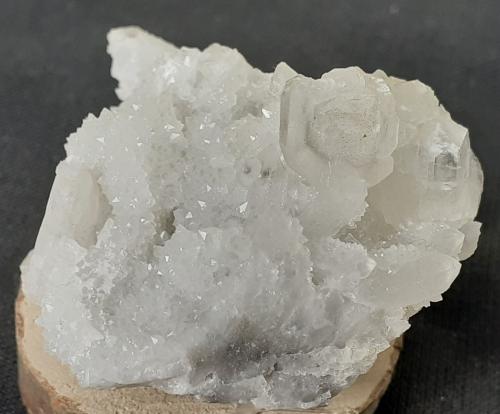 Calcite, Quartz<br />Túnel Baimashan (obras), Qianbaxia, Wuyishan, Prefectura Nanping, Provincia Fujian, China<br />3,5 x 3 cm<br /> (Author: Volkmar Stingl)