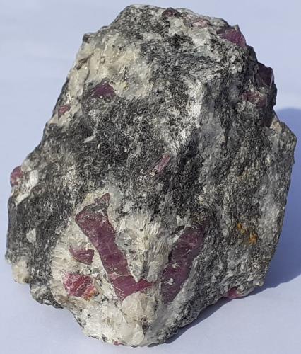 Corundum (variety ruby)<br />Distrito Mysore, Karnataka, India<br />5 x 4,5 cm<br /> (Author: Volkmar Stingl)