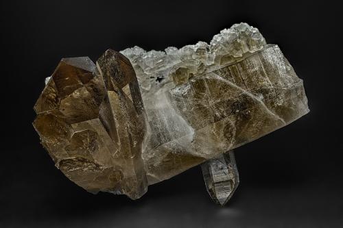 Quartz (variety smoky quartz)<br />Mina Murzinka, Distrito Sarapulka, Sverdlovsk Oblast, Ural, Rusia<br />8.9 x 7.0 cm<br /> (Author: am mizunaka)