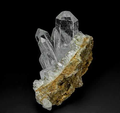 Quartz, Anatase<br />Cairns, Región Cairns, Queensland, Australia<br />7.1 x 5.8 x 5.3 cm<br /> (Author: am mizunaka)