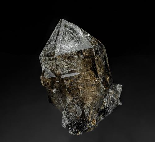 Quartz (variety smoky quartz), Calcite<br />Lowville, Condado Lewis, New York, USA<br />5.4 x 2.8 cm<br /> (Author: am mizunaka)