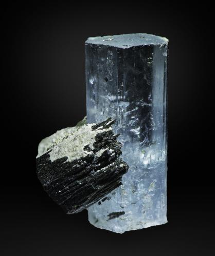 Beryl (variety aquamarine)<br />Davib East Farm 61 (Davib Ost Farm), Distrito Karibib, Región Erongo, Namibia<br />15 x 10 x 5 mm<br /> (Author: Rob Schnerr)