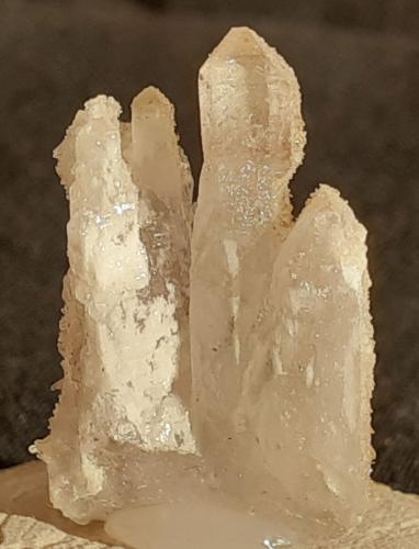 Quartz, Natrolite<br />Cantera Capurru, Osilo, Provincia Sassari, Cerdeña/Sardegna, Italia<br />2 x 1,3 cm<br /> (Author: Volkmar Stingl)