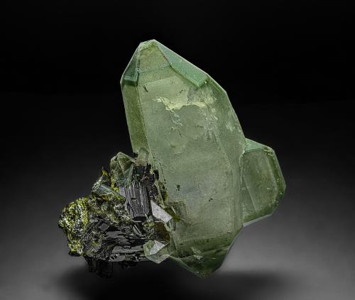 Quartz, Epidote<br />Isla Prince of Wales, Distrito Ketchikan, Prince of Wales-Outer Ketchikan, Alaska, USA<br />4.0 x 3.6 cm<br /> (Author: am mizunaka)