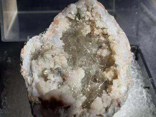 Millerite, Chalcopyrite<br />Carretera U.S. Highway 27, Halls Gap, Condado Lincoln, Kentucky, USA<br />4,5 x 4 cm<br /> (Author: Volkmar Stingl)