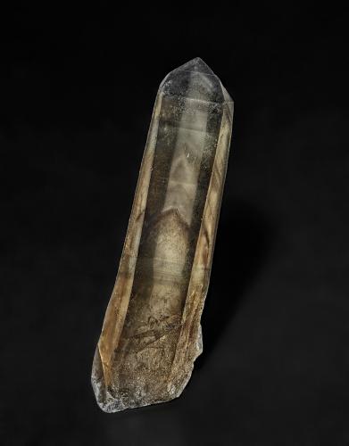 Quartz (variety smoky quartz)<br />Tierra Adelia, Antártida Oriental, Antártida<br />4.6 x 1.2 cm<br /> (Author: am mizunaka)