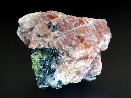 Calcita, Epidota, Ferropargasita, Pirita<br />Minas de Cala, Cala, Comarca Sierra de Huelva, Huelva, Andalucía, España<br />6 x 5 cm.<br /> (Autor: Antonio P. López)