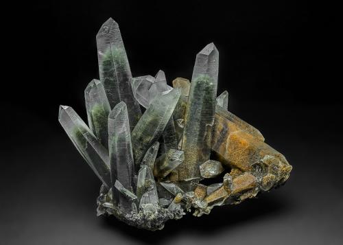 Quartz, Actinolite (variety byssolite)<br />Zeballos, Distrito Regional Strathcona, Isla de Vancouver, Columbia Británica, Canadá<br />8.8 x 6.2 x 8.4 cm<br /> (Author: am mizunaka)