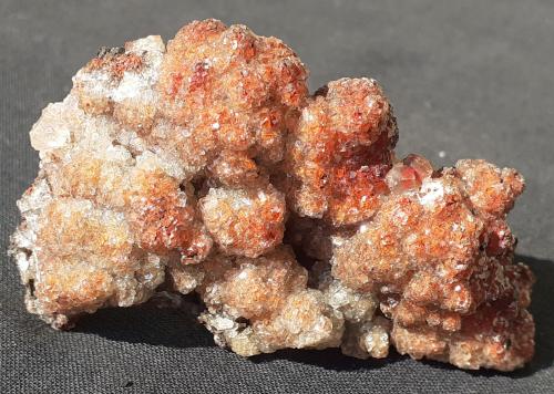 Calcite, Hematite<br />Mina Potosí, Santo Domingo (Francisco Portillo), Distrito Santa Eulalia, Municipio Aquiles Serdán, Chihuahua, México<br />6,5 x 3,5 cm<br /> (Author: Volkmar Stingl)