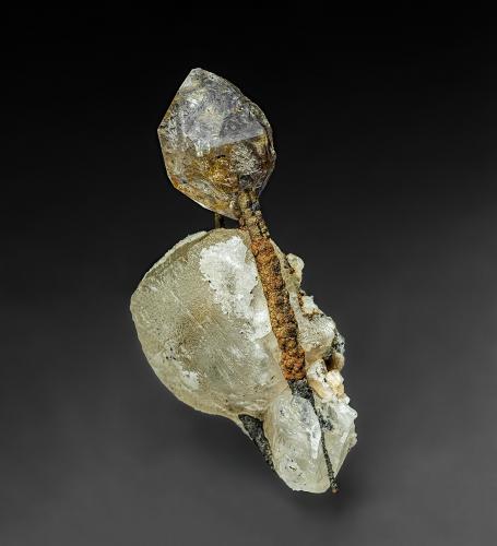 Quartz, Calcite, Marcasite<br />Mina Treasure Mountain Diamond, Little Falls, Condado Herkimer, New York, USA<br />5.4 x 2.6 cm<br /> (Author: am mizunaka)