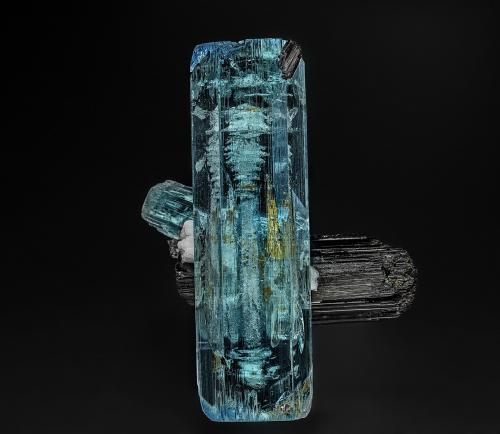 Beryl (variety aquamarine), Schorl<br />Distrito Skardu, Gilgit-Baltistan (Áreas del Norte), Paquistán<br />8.2 x 5.3 cm<br /> (Author: am mizunaka)