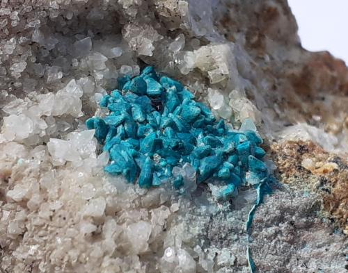 Chrysocolla, Calcite<br />Distrito minero Ringenwechsel, Troi, Distrito Schwaz, Valle Inn, Tirol Norte, Tirol, Austria<br />FoV 2,5 x 2 cm<br /> (Author: Volkmar Stingl)