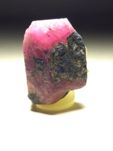 Corundum (variety ruby)<br />Luc Yen, Provincia Yenbai, Vietnam<br />21 x 15 mm<br /> (Author: Sante Celiberti)