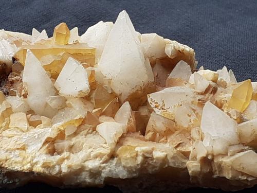 Quartz, Calcite<br />Cañon Fendels, Ried im Oberinntal, Distrito Landeck, Tirol Norte, Tirol, Austria<br />8 x 5 cm<br /> (Author: Volkmar Stingl)