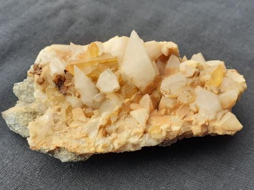 Quartz, Calcite<br />Cañon Fendels, Ried im Oberinntal, Distrito Landeck, Tirol Norte, Tirol, Austria<br />8 x 5 cm<br /> (Author: Volkmar Stingl)