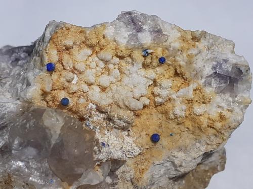 Fluorite, Quartz (variety chalcedony), Azurite<br />Mina Yongping, Yongping, Yanshan, Prefectura Shangrao, Provincia Jiangxi, China<br />9 x 6,5 cm<br /> (Author: Volkmar Stingl)