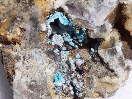 Chrysocolla, Calcite, Fluorite<br />Mina Yongping, Yongping, Yanshan, Prefectura Shangrao, Provincia Jiangxi, China<br />6 x 5,5 cm<br /> (Author: Volkmar Stingl)