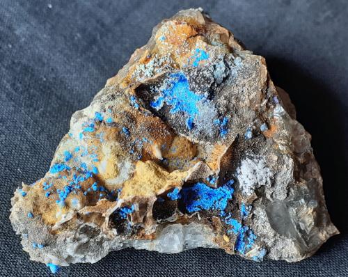 Azurite, Fluorite, Quartz, limonite<br />Mina Yongping, Yongping, Yanshan, Prefectura Shangrao, Provincia Jiangxi, China<br />5 x 4 cm<br /> (Author: Volkmar Stingl)