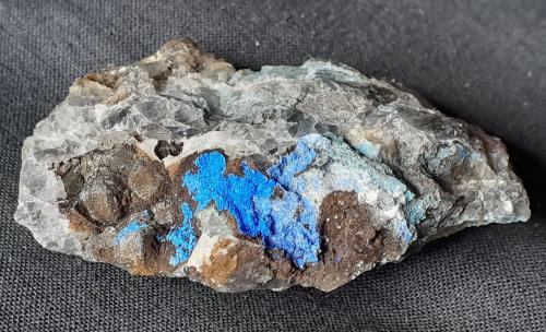 Azurite, Fluorite, limonite<br />Mina Yongping, Yongping, Yanshan, Prefectura Shangrao, Provincia Jiangxi, China<br />5,5 x 3,5 cm<br /> (Author: Volkmar Stingl)