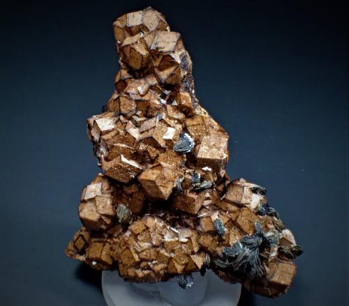 Andradite, Hematite<br />Bahía Avissalos, Isla de Serifos, Islas Cícladas, Prefectura de las Cícladas, Egeo meridional, Grecia<br />106 mm x 83 mm x 35 mm<br /> (Author: Don Lum)