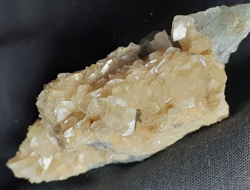 Dolomite (variety Fe-dolomite), Fluorite<br />Mina Yongping, Yongping, Yanshan, Prefectura Shangrao, Provincia Jiangxi, China<br />7,5 x 3 cm<br /> (Author: Volkmar Stingl)