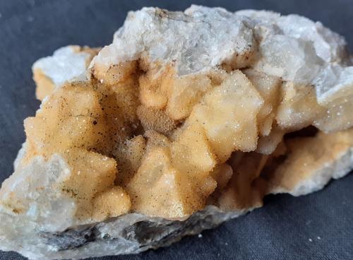 Quartz, Fluorite<br />Mina Yongping, Yongping, Yanshan, Prefectura Shangrao, Provincia Jiangxi, China<br />8 x 6 cm<br /> (Author: Volkmar Stingl)