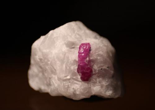 Corundum (variety ruby)<br />Jagdalek Mine, Surobi, Kabul, Afganistán<br />25mm x 20mm x 18mm.  Crystal: 12 mm<br /> (Author: Firmo Espinar)