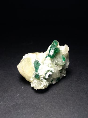 Dioptase<br />Cantera Malpaso, Dumesnil, Departamento Colón, Provincia Córdoba, Argentina<br />33 x 27 mm<br /> (Author: Sante Celiberti)