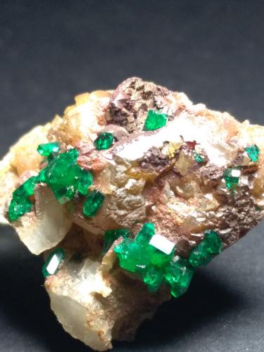 Dioptase<br />Kaokoveld Plateau, Región Kunene, Namibia<br />32 x 24 mm<br /> (Author: Sante Celiberti)