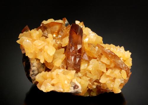 Barite and Calcite<br />Elk Creek, Dalzell, Condado Meade, South Dakota, USA<br />8.0 x 5.0 x 4.0 cm<br /> (Author: Michael Shaw)