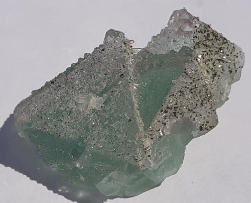 Fluorite, Quartz, Pyrite<br />Túnel Baimashan (obras), Qianbaxia, Wuyishan, Prefectura Nanping, Provincia Fujian, China<br />2 x 1,5 cm<br /> (Author: Volkmar Stingl)