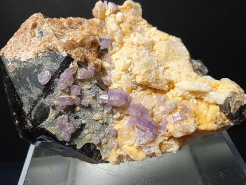 Fluorapatite, Quartz (variety smoky), K-Feldspar<br />Chumar Bakhoor, Valle Hunza, Distrito Nagar, Gilgit-Baltistan (Áreas del Norte), Paquistán<br />72 x 52 mm<br /> (Author: Sante Celiberti)