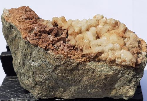 Calcite on Siderite<br />Cañon Fendels, Ried im Oberinntal, Distrito Landeck, Tirol Norte, Tirol, Austria<br />8 x 2,5 cm<br /> (Author: Volkmar Stingl)