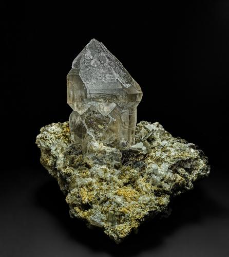 Quartz (variety smoky quartz), Muscovite, Calcite, Rutile<br />Mina Rist, Hiddenite, Condado Alexander, North Carolina, USA<br />9.2 x 8.9 cm<br /> (Author: am mizunaka)