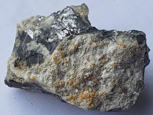 Galena, Wulfenite, Cerussite, Hydrocerussite (?)<br />Haiming, Distrito Imst, Tirol Norte, Tirol, Austria<br />2 x 1 cm<br /> (Author: Volkmar Stingl)