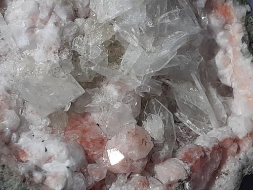 Analcime, 'Apophyllite', Datolite, Calcite<br />Buco dell'Inferno (Lafreider Holle), Alpe Siusi, Valle Gardena (Valle Gröden), Provincia Bolzano, Trentino-Alto Adige (Trentino-Südtirol), Italia<br />8 x 7 cm<br /> (Author: Volkmar Stingl)