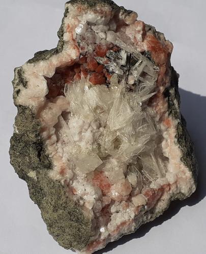 Analcime, 'Apophyllite', Datolite, Calcite<br />Buco dell'Inferno (Lafreider Holle), Alpe Siusi, Valle Gardena (Valle Gröden), Provincia Bolzano, Trentino-Alto Adige (Trentino-Südtirol), Italia<br />8 x 7 cm<br /> (Author: Volkmar Stingl)