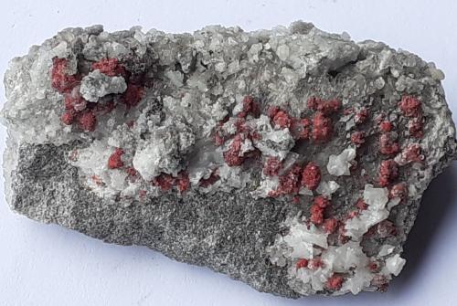 Cinnabar, Calcite<br />Mina Le Solforate, Monte Amiata, Piancastagnaio, Provincia Siena, Toscana, Italia<br />4 x 2,5 cm<br /> (Author: Volkmar Stingl)