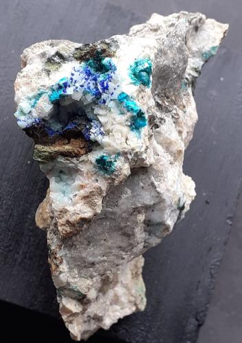 Azurite, Malachite, Chrysokolla, Zn-Olivenite, Dolomite<br />Distrito minero Ringenwechsel, Troi, Distrito Schwaz, Valle Inn, Tirol Norte, Tirol, Austria<br />7 x 5 cm<br /> (Author: Volkmar Stingl)